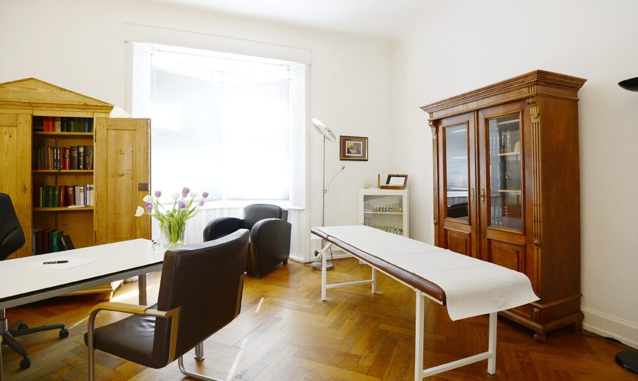 Behandlungsraum der Praxis für Homöopathie und Chiropraktik in Saarbrücken